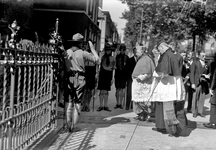 129782 Afbeelding van de aankomst van mgr. J.H.G. Jansen bij de Kerk van O.L. Vrouw ten Hemelopneming (Biltstraat 123) ...